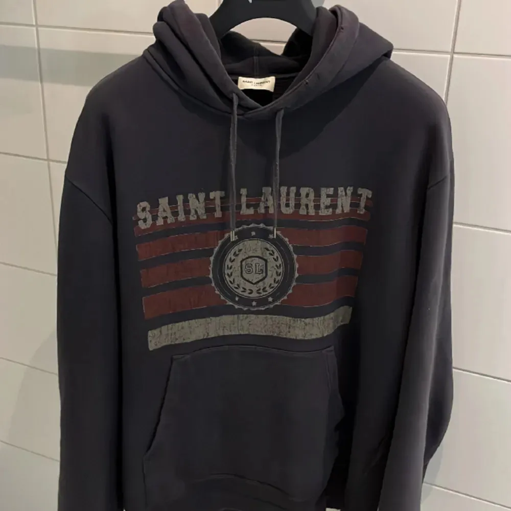 Säljer denna sjukt feta saint laurent hoodie som är slutsåld överallt. Skick 9.5/10. Pris kan diskuteras! Hör av er vid frågor!. Hoodies.