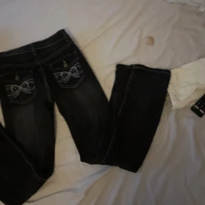 low waist bootcut jeans - jag är 173cm lång och dom är tyvärr lite korta på mig, skriv ifall det finns några frågor eller mer bilder❤️ Ni kan trycka på köp nu🫶