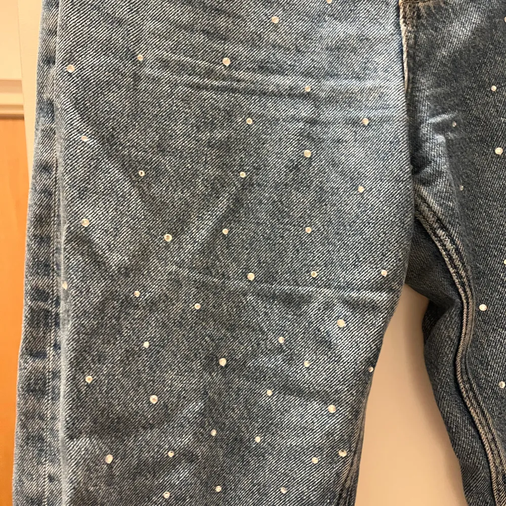 Säljer mina älskade jeans då de blivit aningen för små till mig, så tar hellre på mig andra.  Jättefina och balla älskar dem, använda men i fint skick! Nypris 699 kr . Jeans & Byxor.