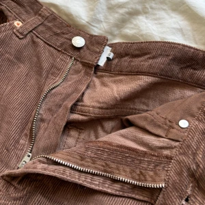 Vida Manchesterbyxor - Bruna Manchester byxor med vida ben. Så himla sköna och medgörliga, passar längden perfekt på mig som är 168 cm. Använda fåtal gånger. Perfekt nu till hösten! 