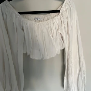 Top NAKD - Top från nakd strl 36. Croppad. Jätte snygg med långa lite pösigare ärmar.