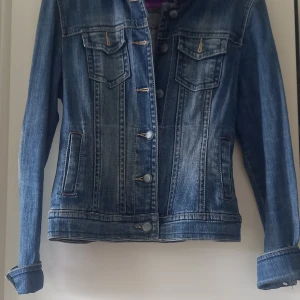 Jeansjacka - Sparsamt använd .figursydd. stretch 