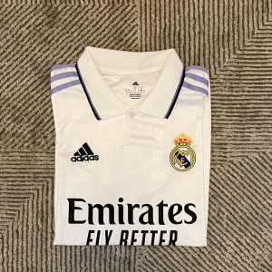 Real Madrid  - Adidas Real Madrid 22-23 fotbolls t-shirt. Skick 10/10, aldrig använd. Storleken är S och tröjan har inget tryck på ryggen.
