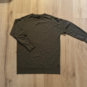 Olivgrön tröja från Massimo Dutti - Säljer en stilren olivgrön tröja från Massimo Dutti. Den är långärmad och har en klassisk rund halsringning. Perfekt för både vardag och lite finare tillfällen. Tröjan är i bra skick och passar perfekt till höst- och vårgarderoben.