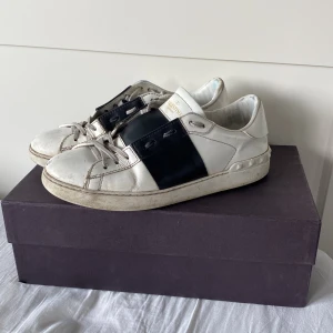 Valentino Opens - Skick 7/10 | pris ej hugget i sten | väldigt feta skor som passar till allt!