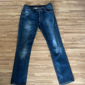 Nudie jeans! - Ett par fina nudie jeans! Storlek 31/32! Har bara använts en gång eftersom de inte passade mig. Ny pris 1500!