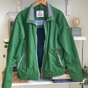 Grön jacka - Säljer denna jacka från Milestone. Köpt second hand för 600 kr. I bra skick. Uppkattad storlek är s/m. Skriv för fler bilder 💕