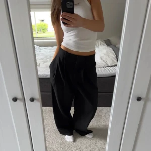 COS - Kostymbyxor och Stickad tröja från COS!!