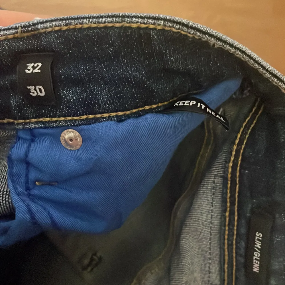 Säljer mina Jack & Jones jeans. Inga skador knappt avända Max 3 gånger. Stolek 32 30. Jeans & Byxor.