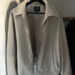 Jacka från HM - Hej! Säljer nu min jacka från hm i storlek XL. Används inte därav säljer jag den. 