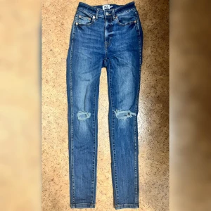 Jeans High waisted - Högmidjade skinny jeans med slitningar vid knäna från Lager 157 i storlek XS. De är i mycket fint skick. Säljs pågrund av att de inte passar mig längre.  