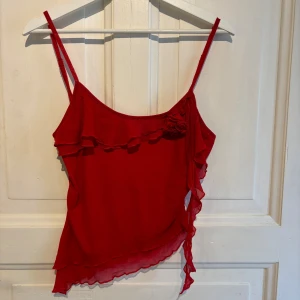 Röd topp med knytning/blomma - Skitsnygg topp som passar till många tillfällen men är tyvärr för liten på mig. Därav endast provad. Storlek M, köparen står för frakten ❤️