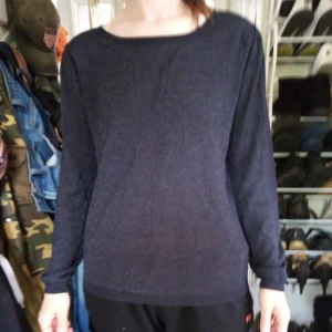 En tun svart silvrig/glittrig tröja  - I använt skick , sparsamt använd 😊  Köpt för flera år sedan , och är förstor för mig 😊 Väldigt skönt material , inte för varm mer sommar tröja tycker jag 💞😊 Fråga gärna för mer info vid intresse 💞😊 