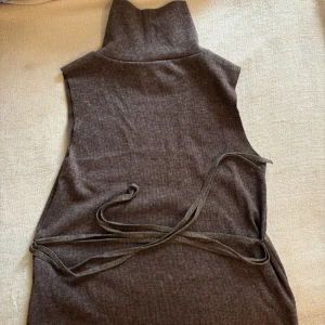 Brun tröja från zara med knytning, stickad - Jättesnygg och perfekt tröja till hösten men kommer tyvärr aldrig till användning. Använd en gång, storlek M och köparen står för frakten 🤎