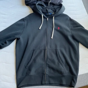 Ralph lauren zip - Tjena säljer denna fina hoodien från RL som är äkta och används ett par gånger. Hoodien har inga defekter. Kom vid pm frågor eller funderingar!
