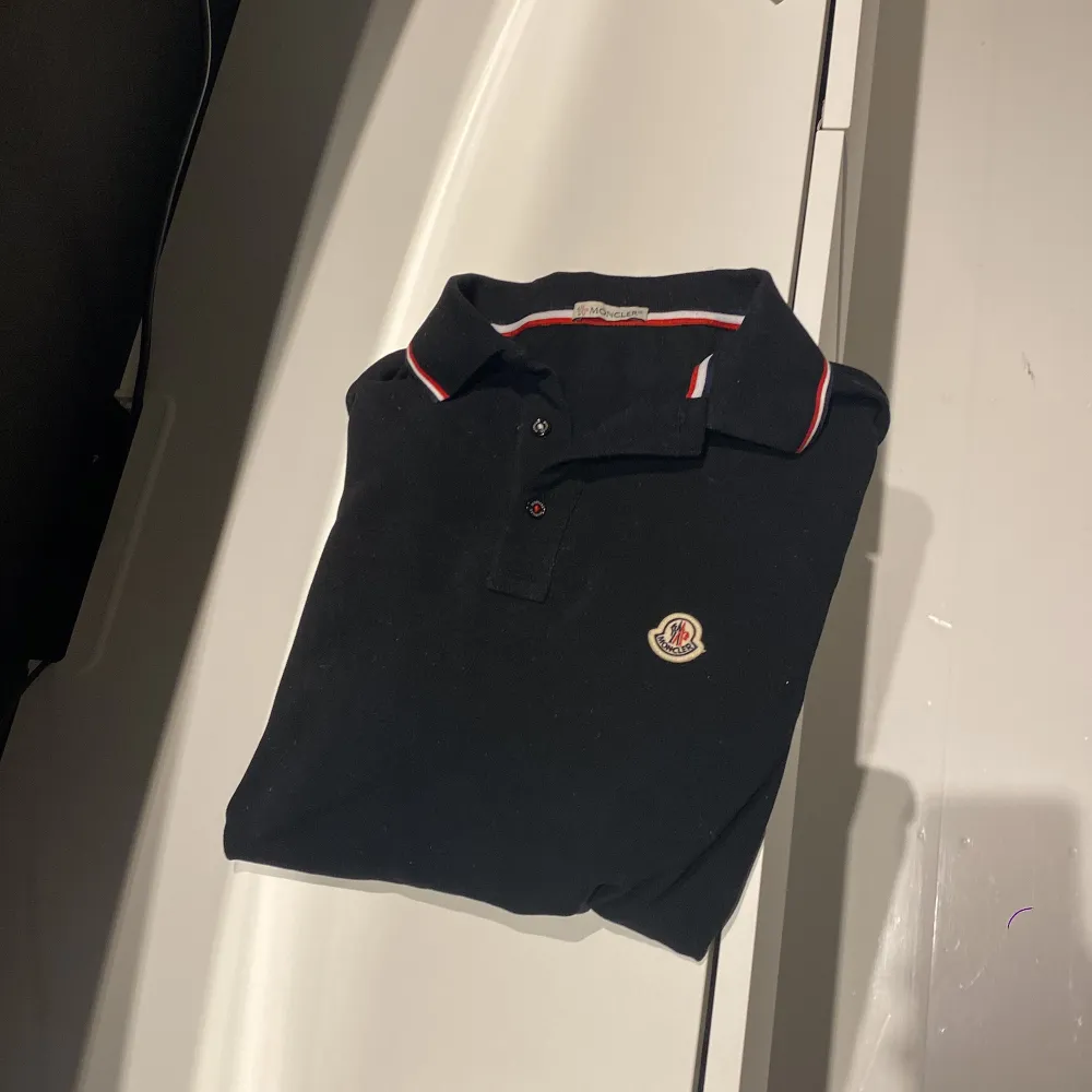 Säljer nu min Moncler piké för att den var lite förstor på mig, det är S men passar M Den är använd en gång sedan bara hängt i garderoben😋. T-shirts.