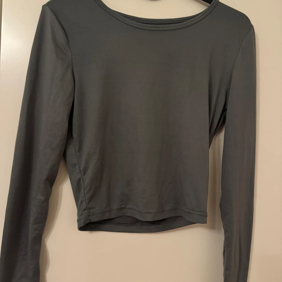 Långärmad crop top, grå & svart