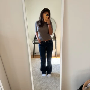 Levis lågmidjade jeans - dödssnygga jeans i en så najs höstlig färg😍de är verkligen dem perfekta jeansen som är så snyggt utsvängda😍passar mig som brukar ha stl 36 och jeansen är långa på mig som är 164 cm❤️