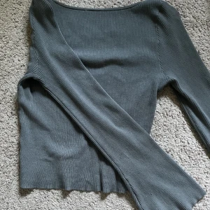 Stickad tunnare tröja  - Jätte fin tröja från HM säljer då den inte kommit till användning nångång! Den är lite öppen i ryggen och har utsvängda armar! 