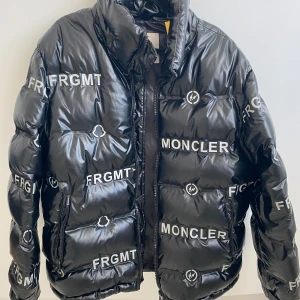 Moncler jacka - Den är ganska stor på mig (jag har xs i överkropp) den passar väldigt många! Jättefin unisex jacka som passar både killar och tjejer. Priset kan även diskuteras 