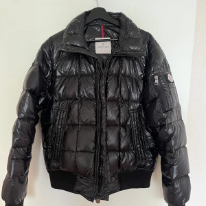 Moncler Auburn Jacka - Säljer denna Moncler Auburn jacka i Strl 3. Passar dig typ om du e 185. Perfekt för Vinter o hösten