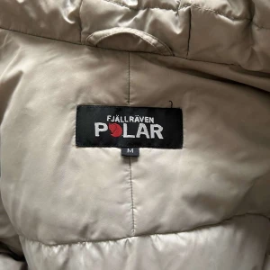 Fjällrävenjacka - Säljer min otroligt fina grå fjällräven polar jacka. Jackan är i bra skick, lite sliten men inget synligt när jackan är på. Jackan är nytvättad och fläckfri. Jackan är i en ljusgrå färg. Säljer den till bra pris pga bild 4 och 5. Pris kan diskuteras.