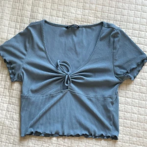 söt topp - blå topp med knytning vid bysten! använd få gånger och bra skick🎀 stretchigt material. strl 38