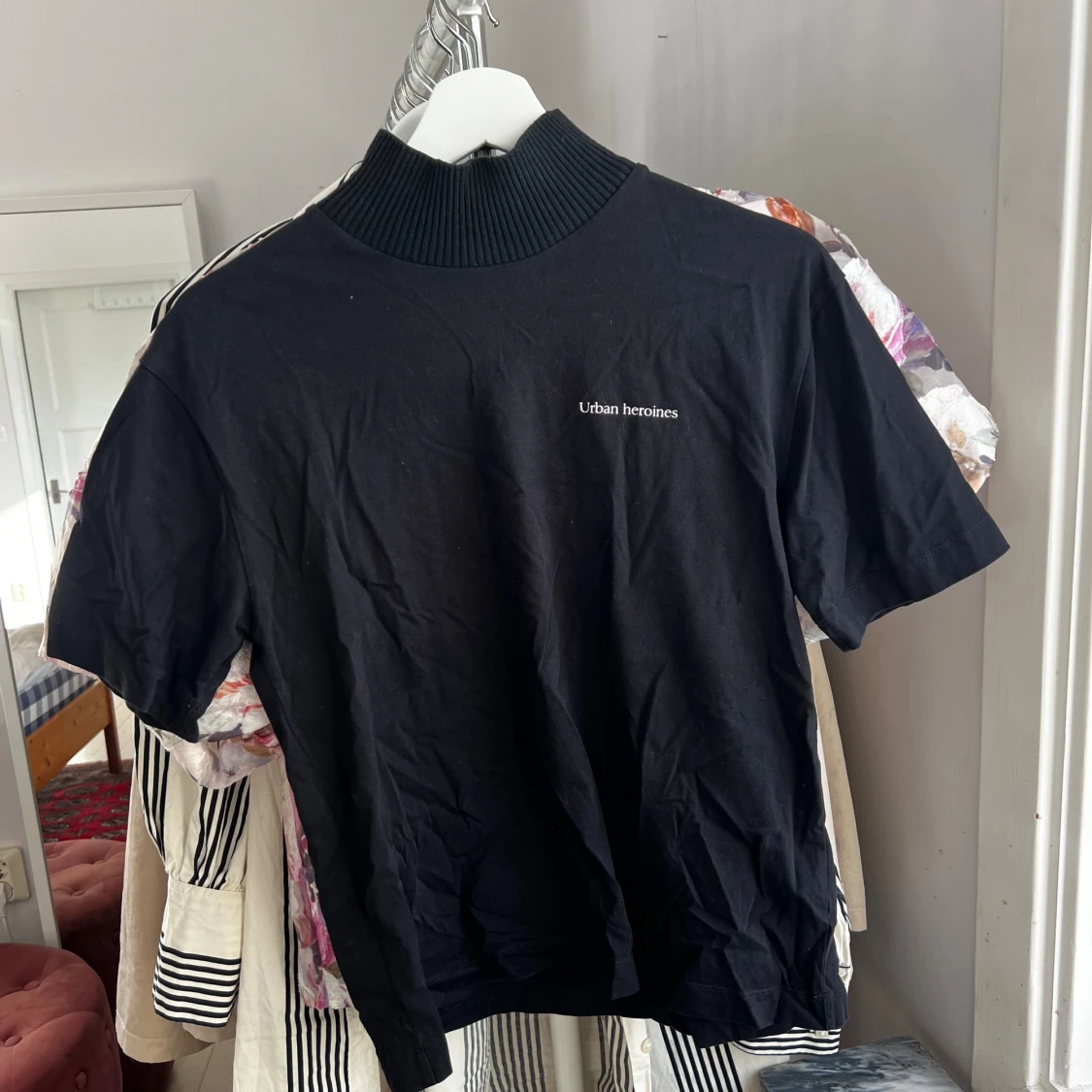 Svart t-shirt från Zara med en liten krage och ett litet tryck - 91