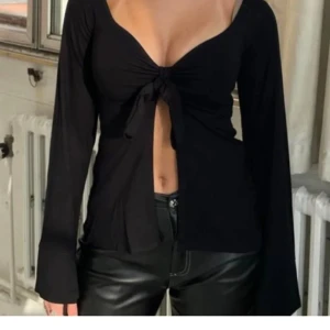 Design by si tröja  - Så fin! Endast en defekt på armen där tyget sytt upp sig lite där det brukar vara vikt. Men går enkelt att fixa🌸 