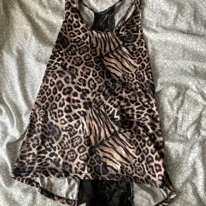 Leopard linne  - Storlek S, använt det lite som nattlinne, 40kr