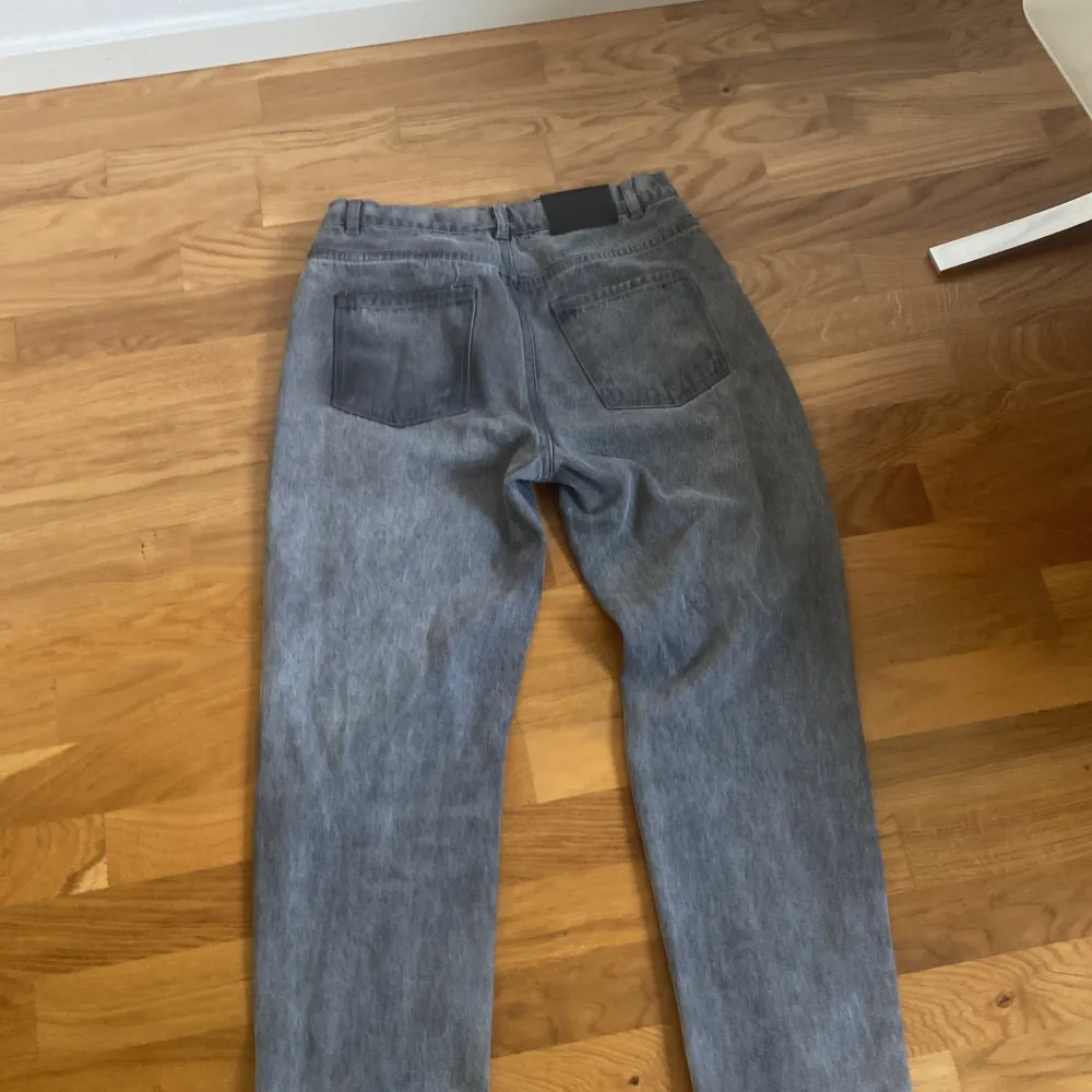 Ryvls gråa jeans strl 158-164 baggy. Lite sönder längst ner på benen.. Farkut & Housut.