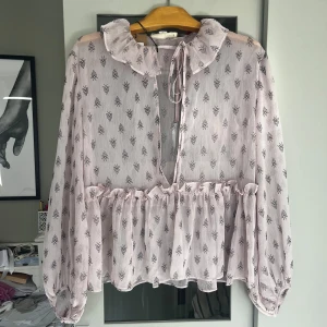 Rosa mönstrad blus - Så fin rosa blus med mönster! Märket är Stevie May och storlek S. Så fint skick! 