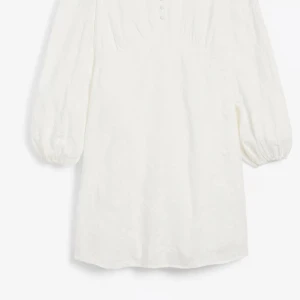 Klänning - Vit klänning med broderi från KappAhl, aldrig använd endast prövad. Köpt för 699kr🤍 pris går att diskuteras