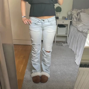 Tommy hilfiger jeans - Assnygga jeans rätt så använda med några defekter därav pris Kom privat för mer info och lånade bilder