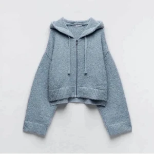 Blå stickad tröja från Zara - Nästan oanvänd Max använd 2 gånger. Jätte fin färg och perfekt nu till hösten då den är varm och skön!!🙌🏼 