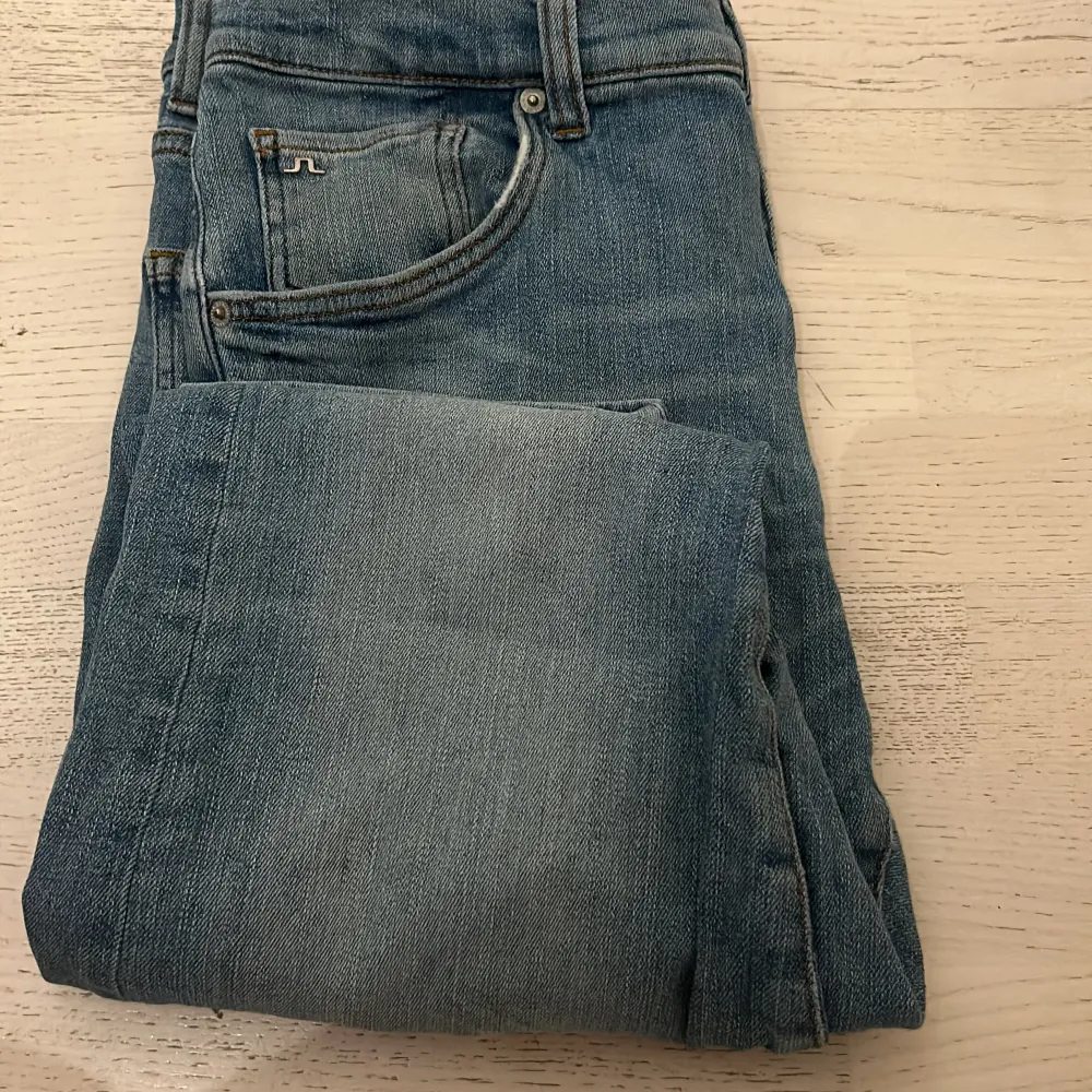 Säljer dessa feta jeans från J. Lindeberg för endast 349 kr 🔥(nypris ca 1600). Nyskick och inga defekter, W31 L32, köparen betalar frakt.. Farkut & Housut.