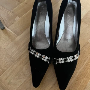 Klackskor  - Fina i samet med lite Silvriga detaljer, inte så jätte använda men har används. Skriv för fler frågor även om ni har annat pris.   Se skicket på bilderna!!!