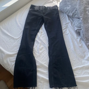 Zara Jeans - Säljer nu dessa Zara jeans då dom är försmå för mig i mina lår. Jätte fin kvalite och super snygga. Fint svarta o är lite strech. Är i storlek 38 o jag har 38 men är lite små i låren. Skriv för frågor.