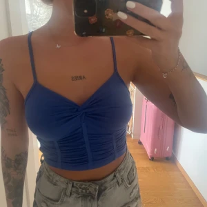 Blå topp - Superskön blå topp från shein. Nästan helt oanvänd.