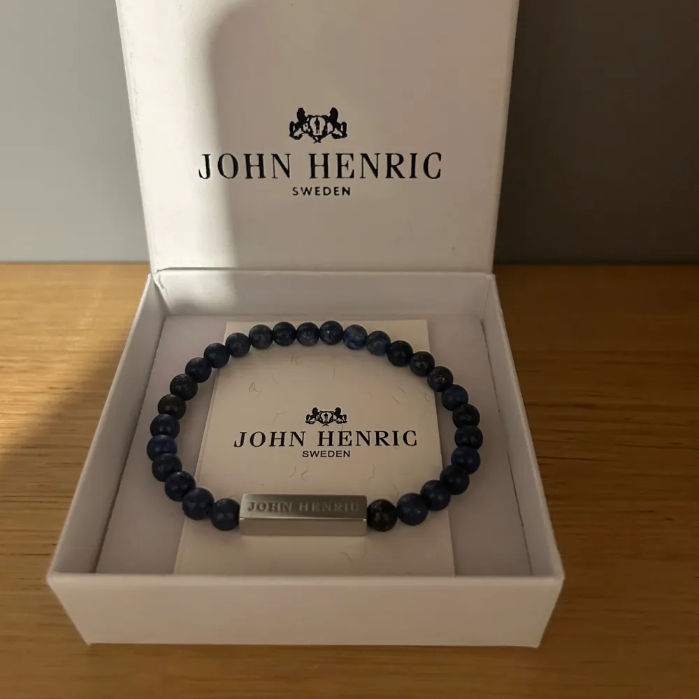 Tjena, säljer detta sjukt stilrena John Henric armband. Det är helt nytt och allt og tillkommer som på bilden. Det är sjukt snyggt och går ihop till allt, köpt i butik. Priset helt nytt kostar 300kr, jag  säljer för endast 199, kom dm vid intresse✅😆. Accessoarer.