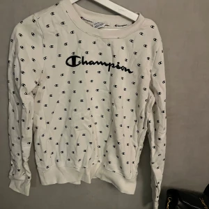 Champions sweatshirt  - Super fin vit Champions t-shirt som passar perfekt till flera olika tillfällen. Den är i storlek M men den passar toppen som en S också, säljer då den ej används 🤍