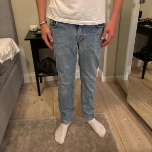 Nudie jeans - Blåa Nudie jeans. Jeansen ör i mycket bra skick förutom ett hål i skrevet som är lagat.