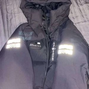 Sail racing  - Sail racing jacka Strlk L men passar bättre på M, helt ny knappt använd kanske 1-2 gånger men inget mer än så, ingen skada på jackan säljer denna pågrund av ingen användning och att den bara ligger där, Priset kan sänkas via snabb och smidig affär.