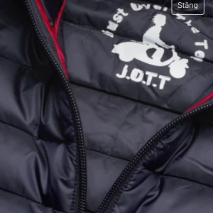 Jott - Ny jacka , oanvänd, ord 1300 men säljer för 500