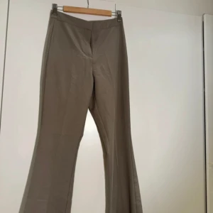 flare kostymbyxor - JJXX kostymbyxor, tajta upptill och flare nedtill. Passar bra på mig som har S/M i byxor och är 167 lång (byxornas storlek är annars W27L32). Fint skick!