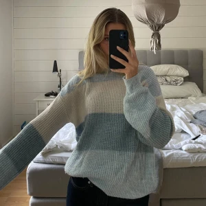 Flerfärgad stickad tröja  - Fin stickad tröja från NA-KD, använd men är då bra skick o kan definitivt fortsätta användas men i ett nytt hem då jag inte får någon användning av den längre