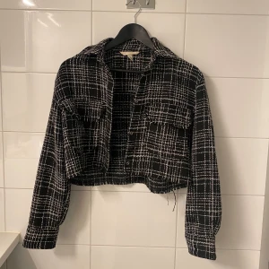 Cropped jacka/kofta - Croppad jacka/kofta med stora fickor framtill och knappar🥰