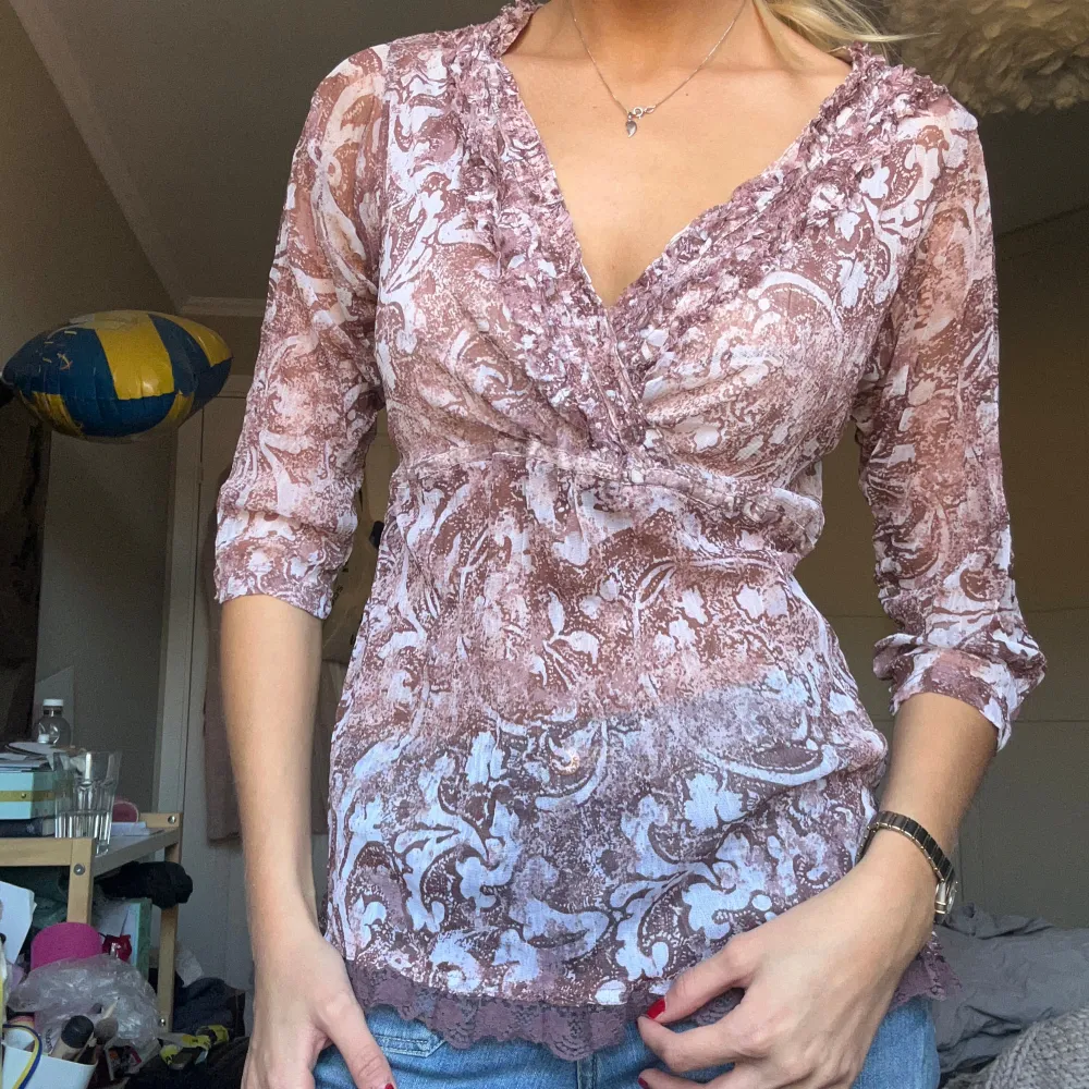 Super söt blus i mesh material💗. Blusar.