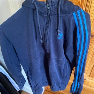 Blå adidas hoodie - Skick 9,5/10 Nypris 800kr