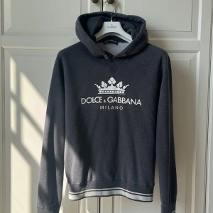 Dolce & Gabbana Hoodie - En riktig fet och sällsynt Dolce & Gabbana hoodie perfekt till hösten och vintern🍁 Storlek 44 vilken motsvarar ≈ S/M Inga flaws/defekter😀 Kvitto från Vestiaire finns🌟 Mer info i dm😁